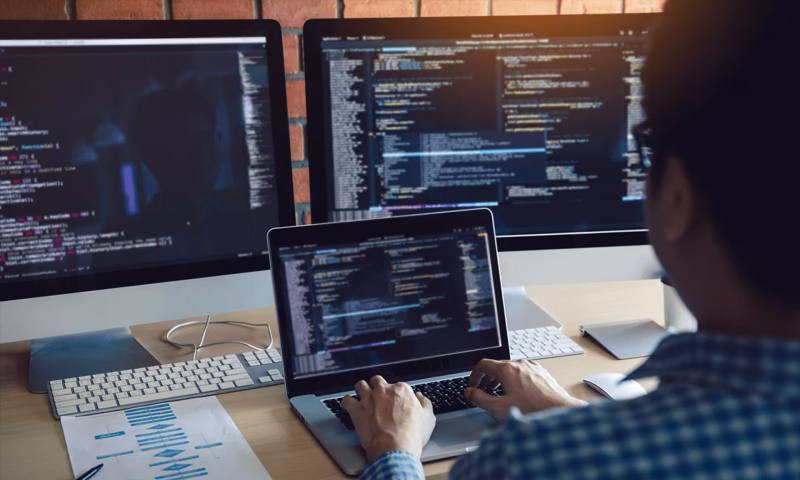 数据科学选型:R与Python如何赋能烟台网站建设?